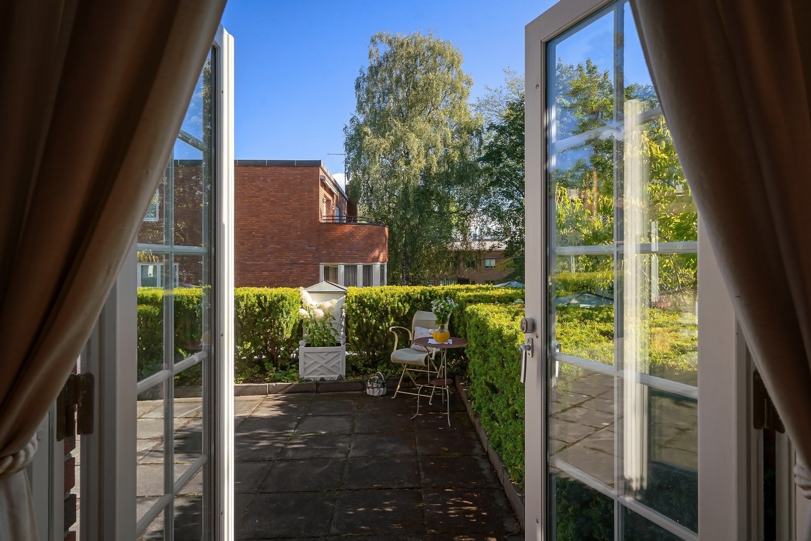 Fra spisestuen er det utgang til en hyggelig, usjenert terrasse med solrike forhold og grønne omgivelser. Galleribilde