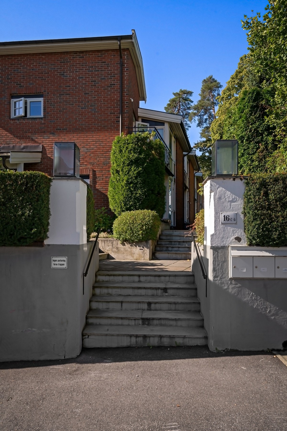 Inngangsparti - et sjarmerende og klassisk townhouse med attraktiv beliggenhet i et av Oslos mest ettertraktede villaområder. Galleribilde