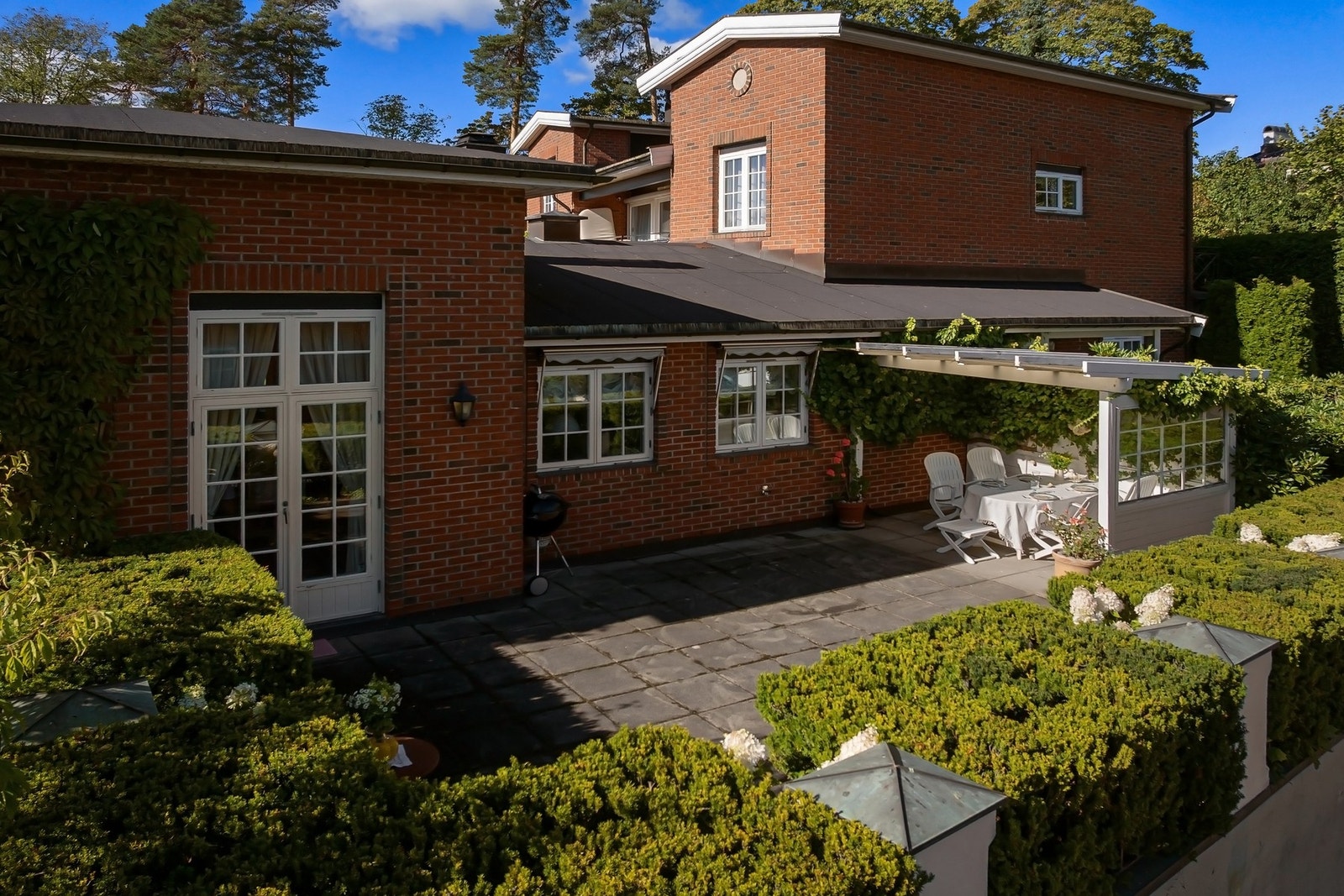 Syd/østvendt og skjermet terrasse med pergola og god plass til både spisegruppe og grill - en naturlig forlengelse av boligen. Galleribilde