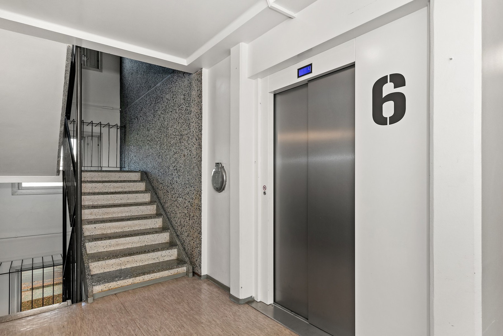 Leiligheten er beliggende i 6.etasje, med adkomst via trappeoppgang eller heis Galleribilde