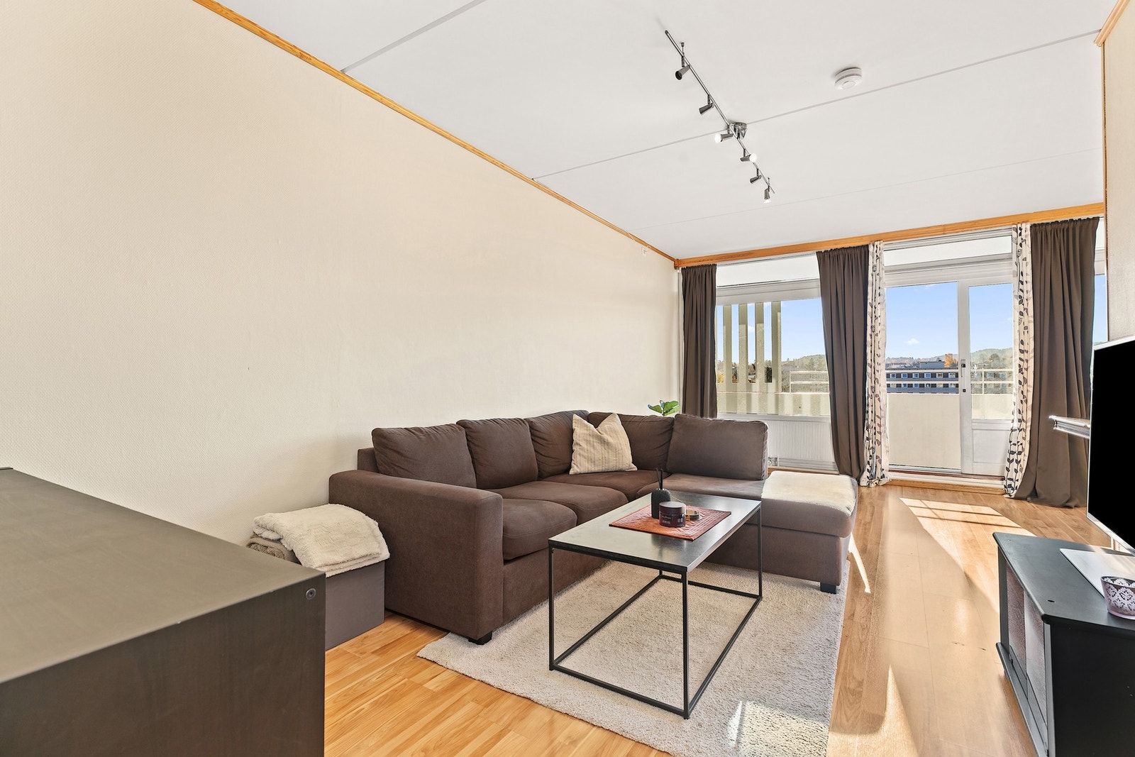 Stuen er romslig med plass til møblering i flere soner Galleribilde