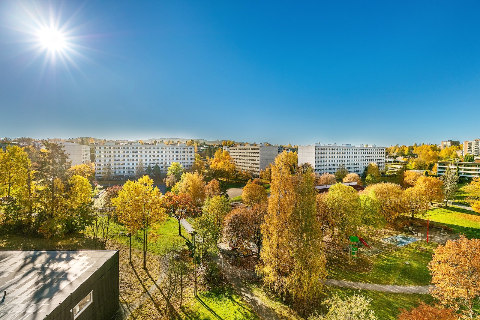 Boligens høye plassering gir flott utsyn over fellesarealene Galleribilde