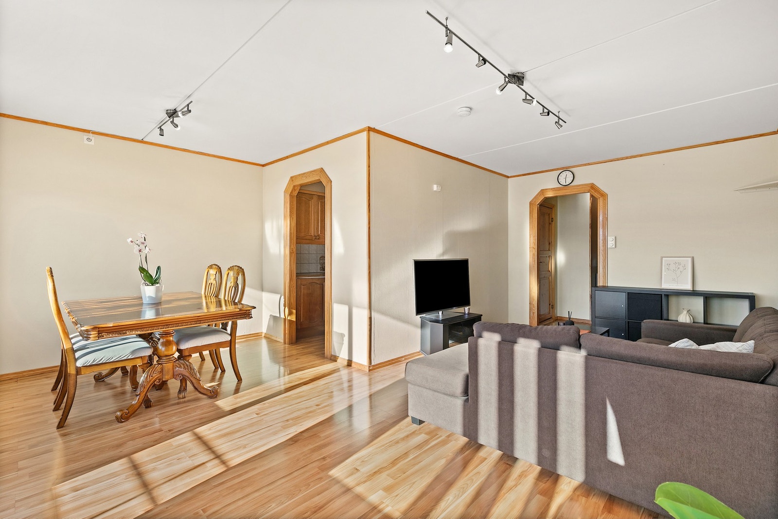 De store vindusflatene slipper inn et nydelig lys som bidrar til en god atmosfære i rommet Galleribilde