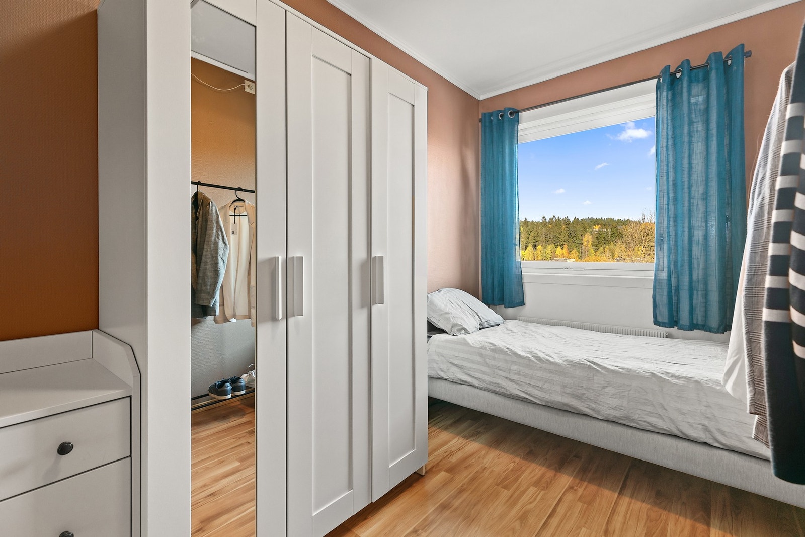 Soverom 2 - Det er god plass til seng, skrivebord og garderobeskap Galleribilde