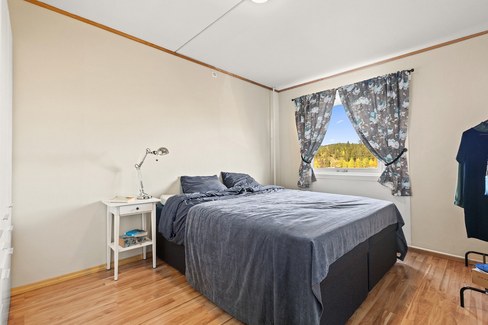 Soverom 1 - Romslig hovedsoverom med god plass til dobbeltseng med tilhørende nattbord Galleribilde