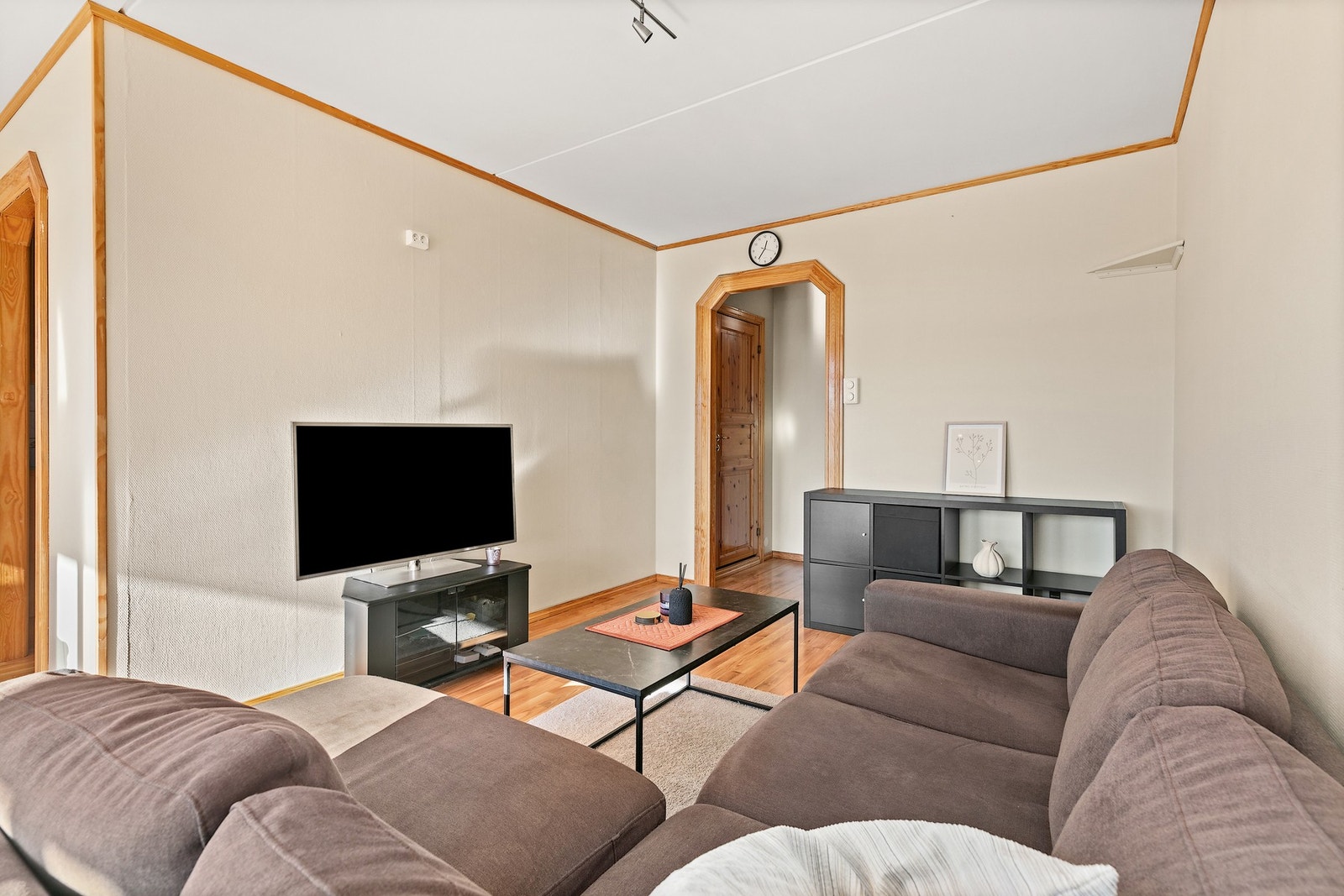 Det er god plass til sofagruppe med tilhørende møblement og medievegg Galleribilde