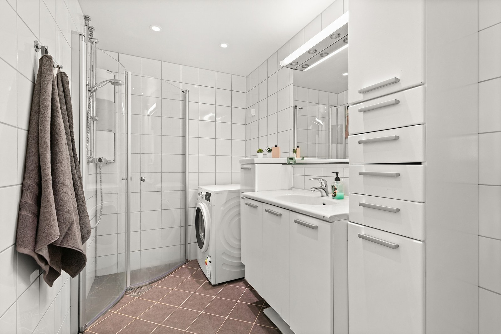 Pent flislagt bad med varmekabler av god størrelse, rehabilitert i regi av borettslaget i 2017 Galleribilde