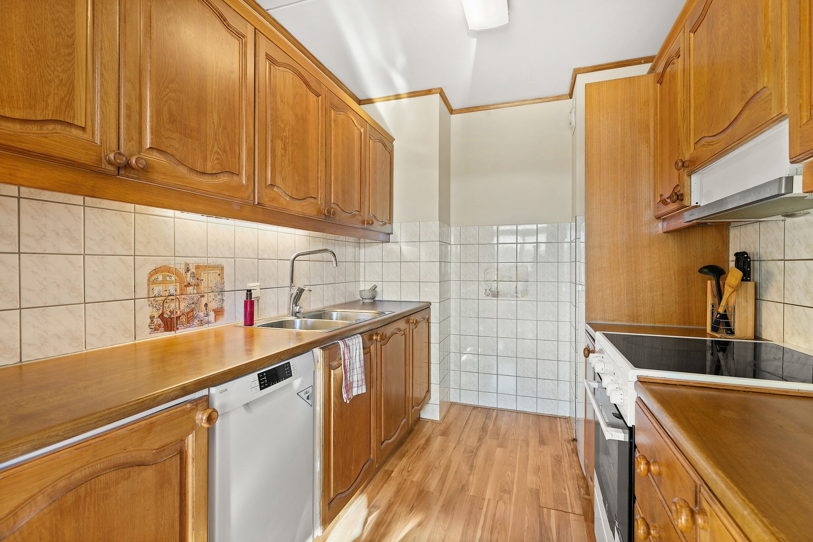 Praktisk kjøkken med god skap- og benkeplass Galleribilde