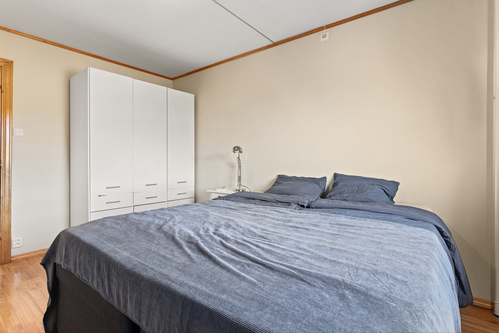 Soverom 1 - Videre har rommet et stort garderobeskap med rikelig med oppbevaringsplass Galleribilde