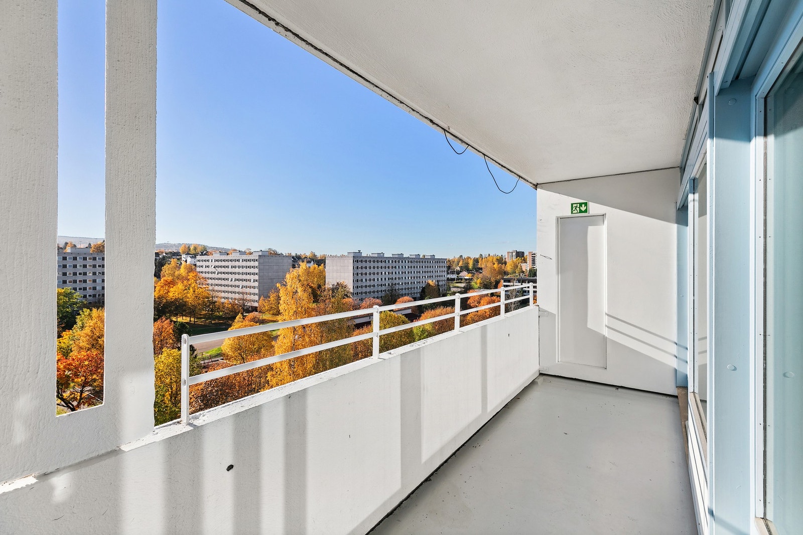 Fra stuen kommer du ut til en stor balkong med god plass til møblering og optimale solforhold Galleribilde