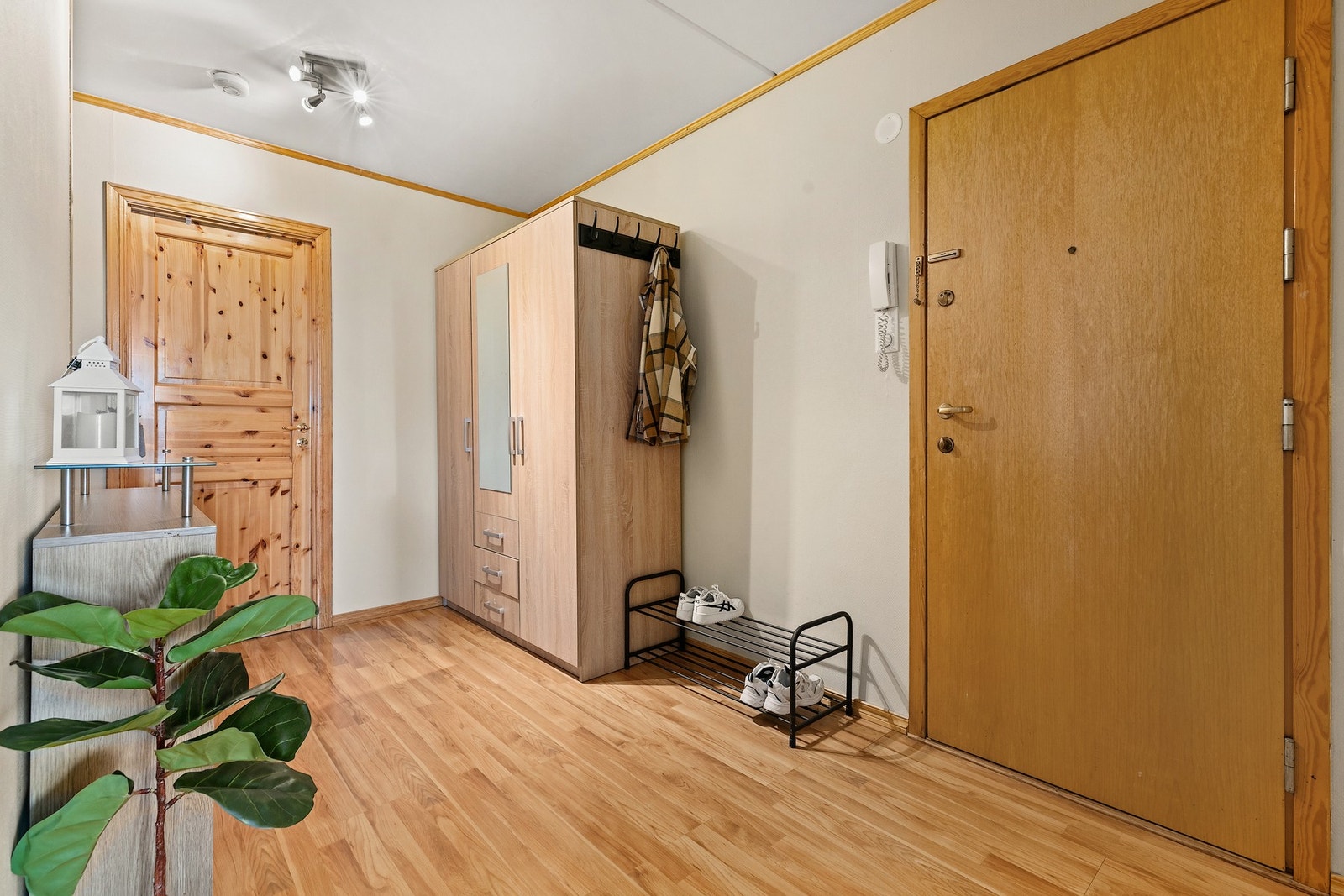 Hyggelig entre med god plass til romslig garderobeskap Galleribilde