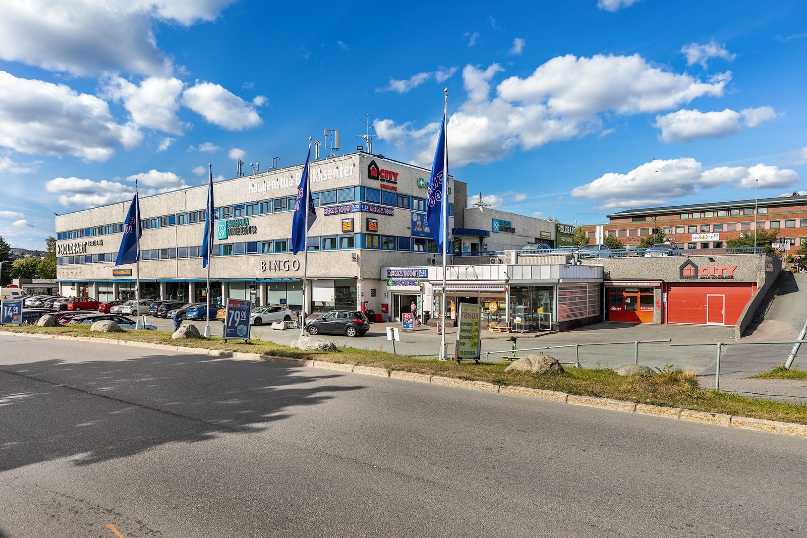 Kort vei til Haugenstua senter med en rekke butikker og tjenester Galleribilde