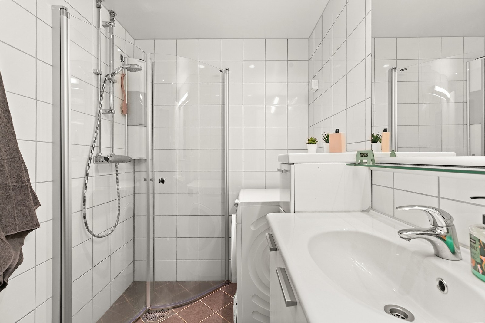 Innredningen består av dusjhjørne med innfellbare glassdører og full vaskesøyle med opplegg for vaskemaskin og tørketrommel Galleribilde