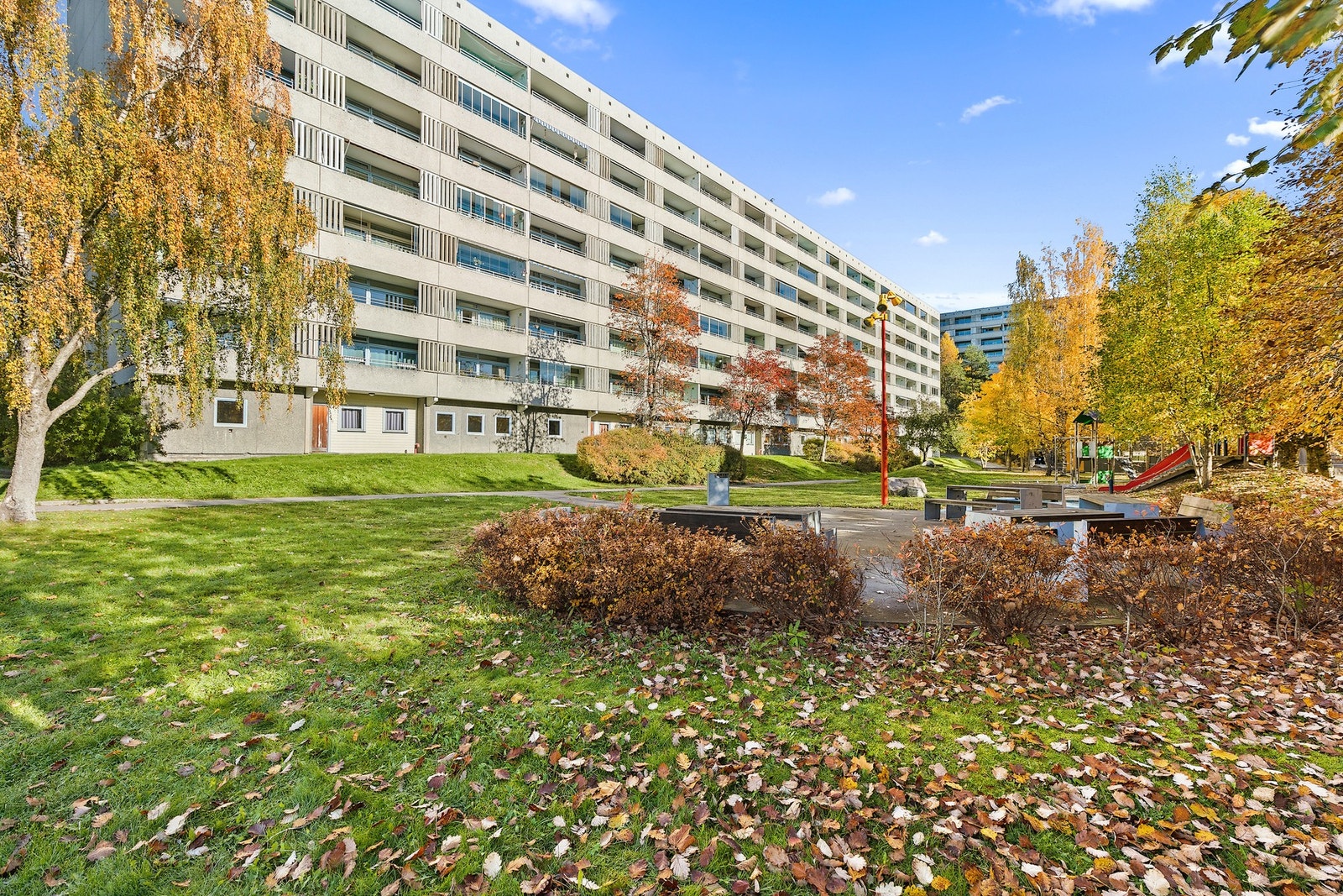 Borettslagets fellesområder er godt opparbeidet og byr på parklignende fasiliteter med store grøntområder og sittegrupper Galleribilde