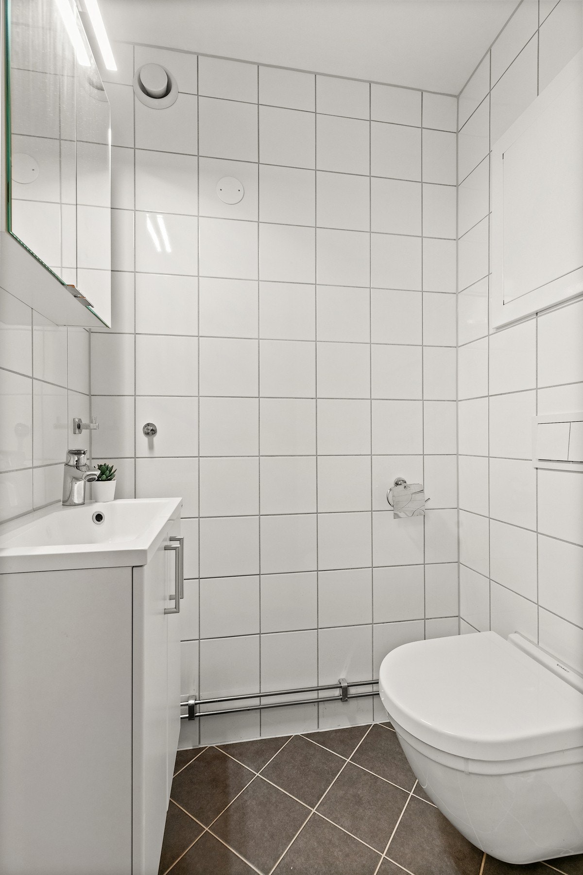 Separat toalettrom fra 2017 som også er rehabilitert i regi av borettslaget sørger for maksimal utnyttelse av badet Galleribilde