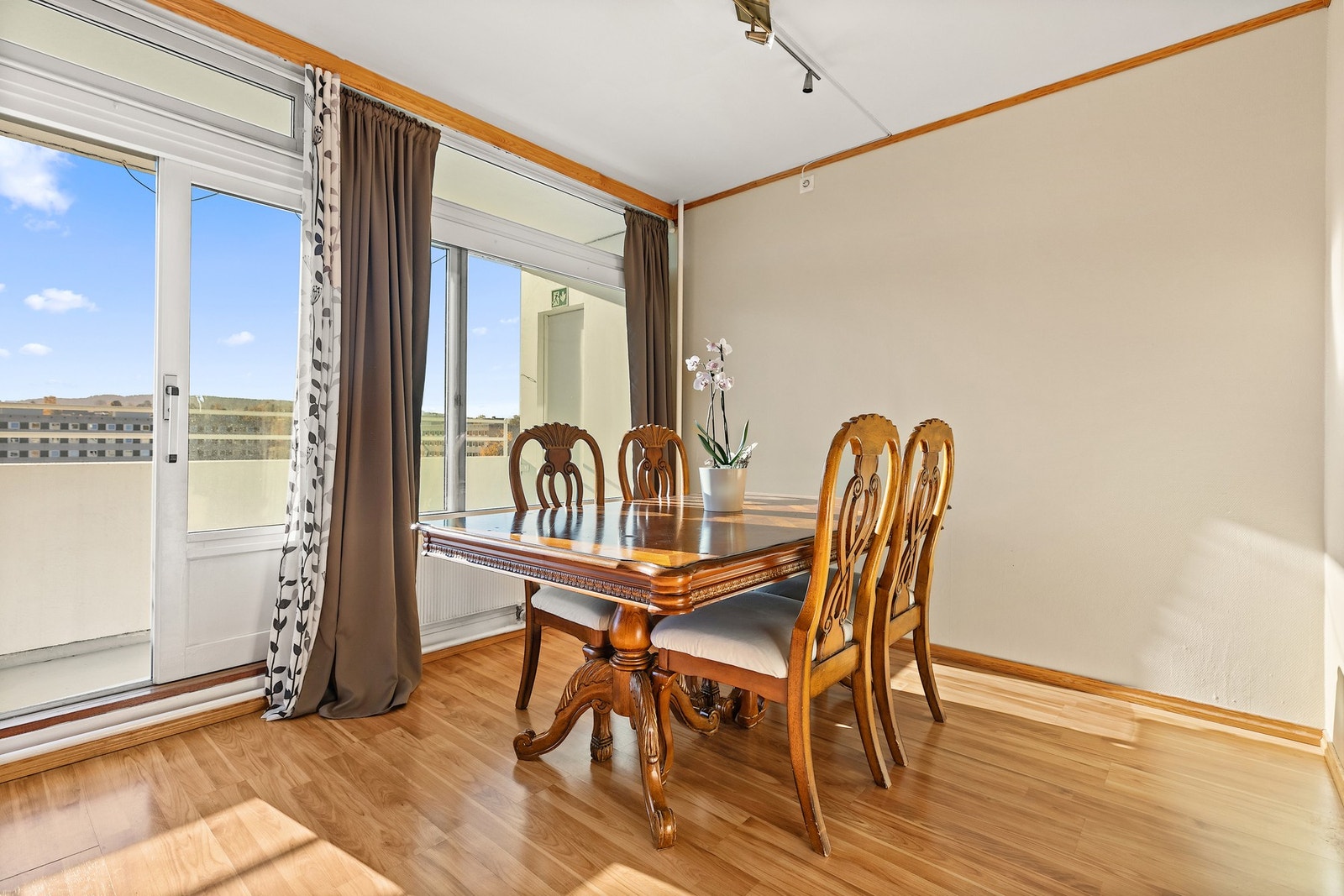 I tilknytning til kjøkkenet er det god plass til å sette inn spisestue hvor hyggelige måltider kan nytes med venner og familie Galleribilde