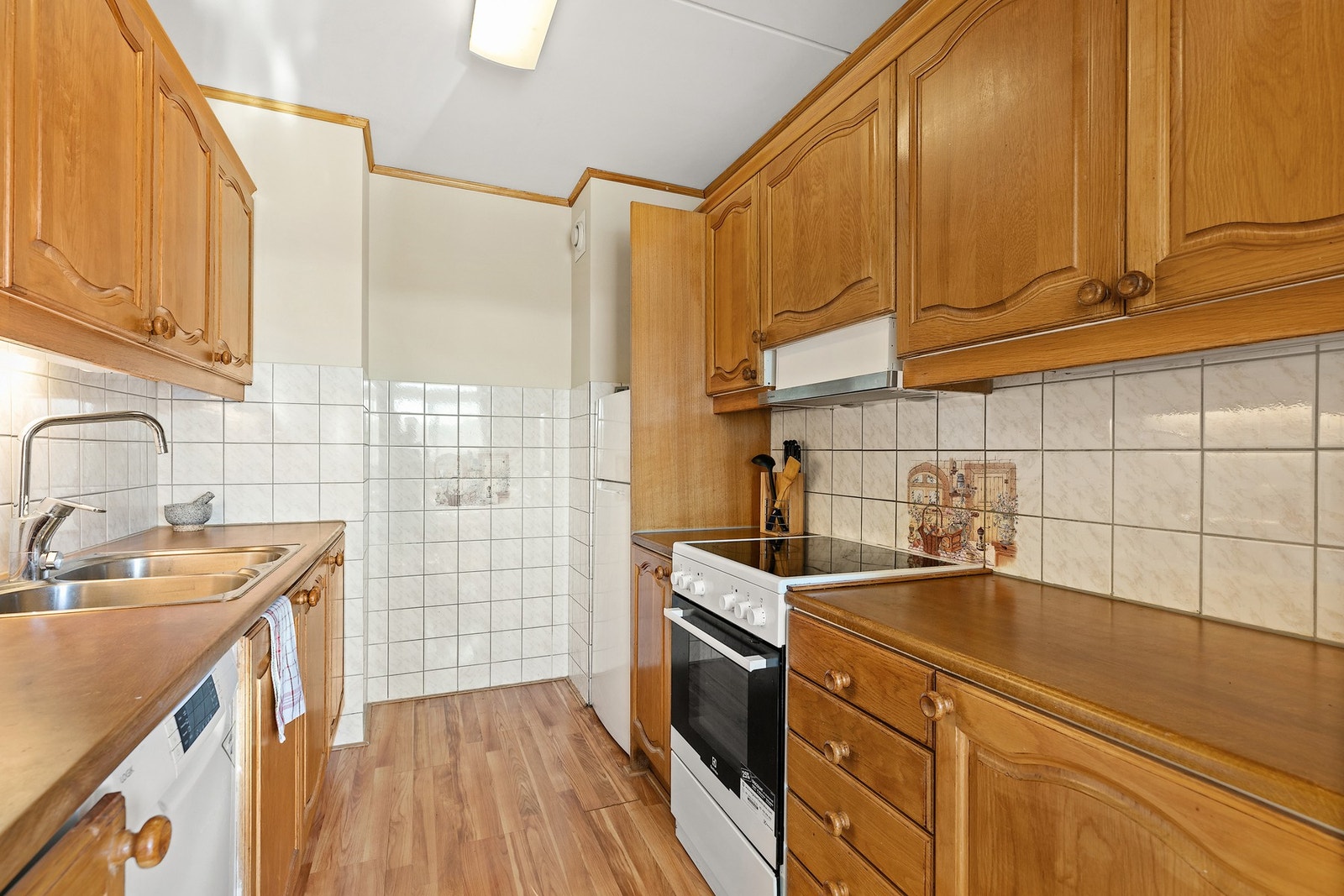 Innredningen består av profilerte og slette fronter, samt laminert benkeplate Galleribilde