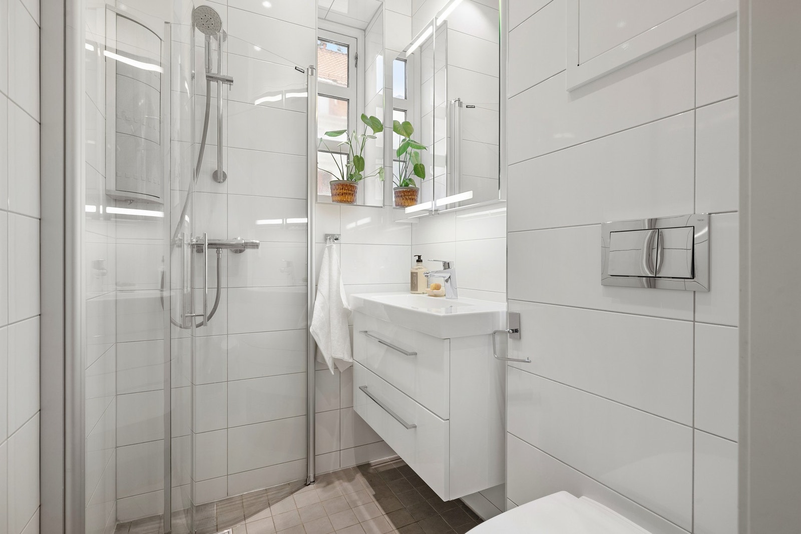 Badet ble pusset opp av Straume Våtrom AS i 2016. Det er helfliset, har varmekabler i gulvet, slett malt himling og innfelte downlights. Galleribilde