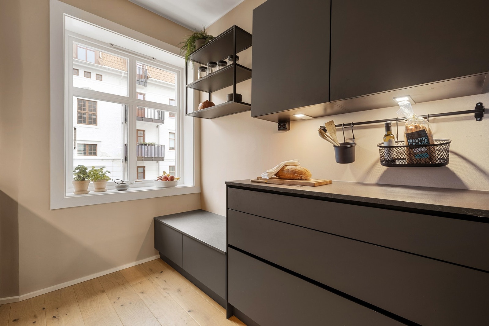 Benken under vinduet er en praktisk og hyggelig detalj, perfekt for morgenkaffen i sollyset. Galleribilde