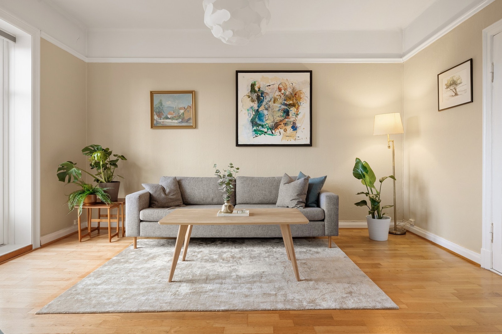 Store vinduer slipper inn mye dagslys og gir en fin utsikt mot omgivelsene. Galleribilde
