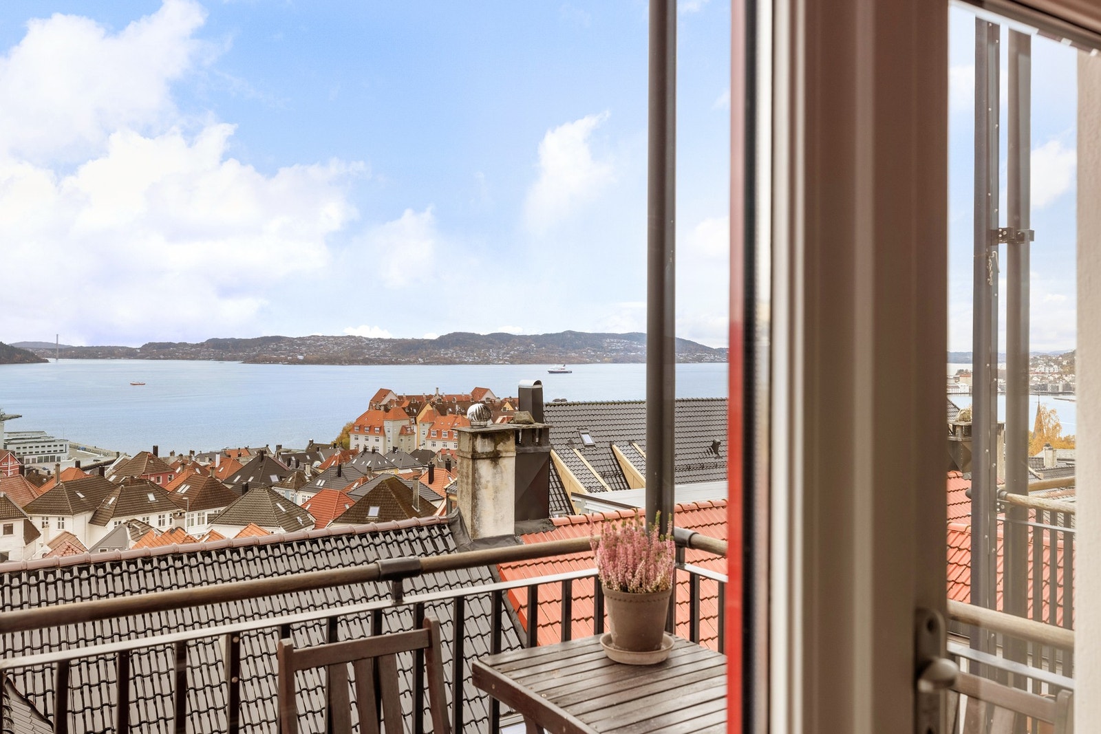 Her har du en nydelig utsikt over nærområdet og fantastiske solforhold. Galleribilde