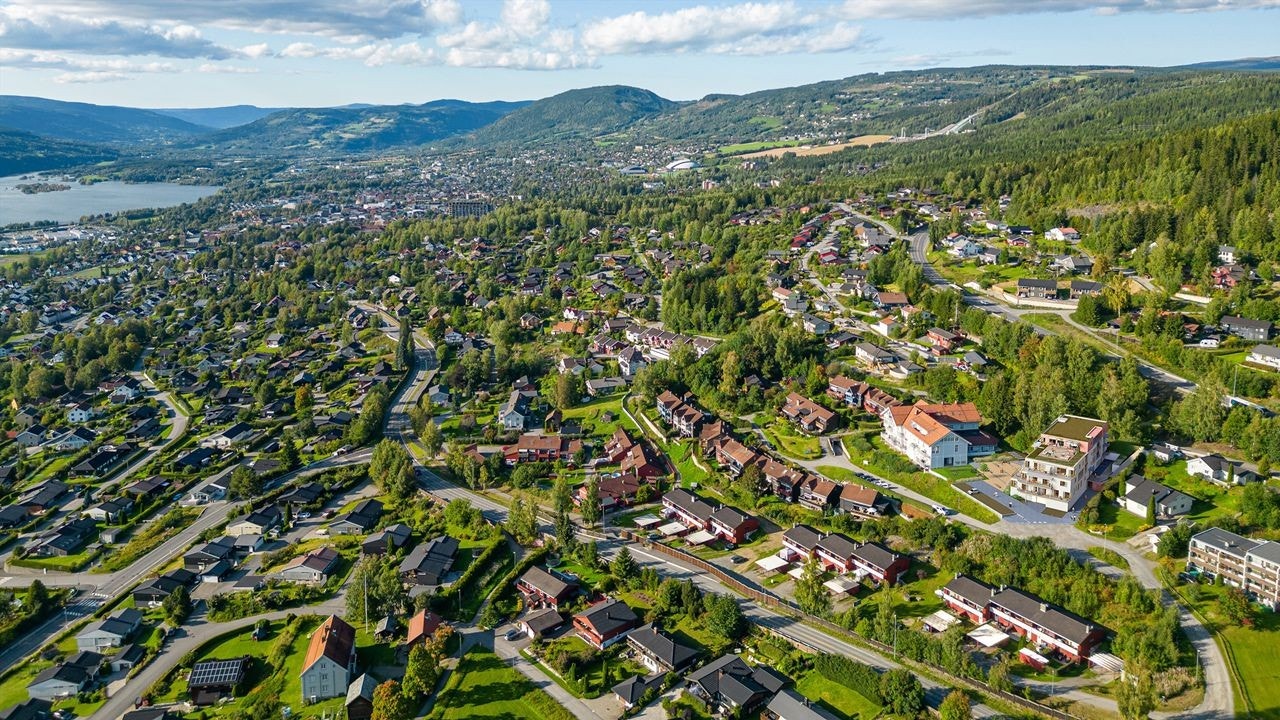 Her får man den fenomenale utsikten er lillehamringer vant til i dette høydedraget. Det er kort vei til flotte friluftsmuligheter både sommer og vinter. Bussholdeplass rett på nedsiden. Galleribilde