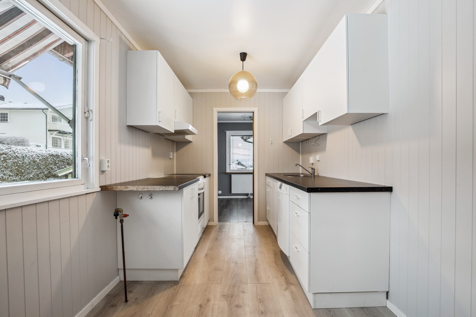 Vinduet på kjøkkenet slipper inn rikelig med naturlig lys Galleribilde