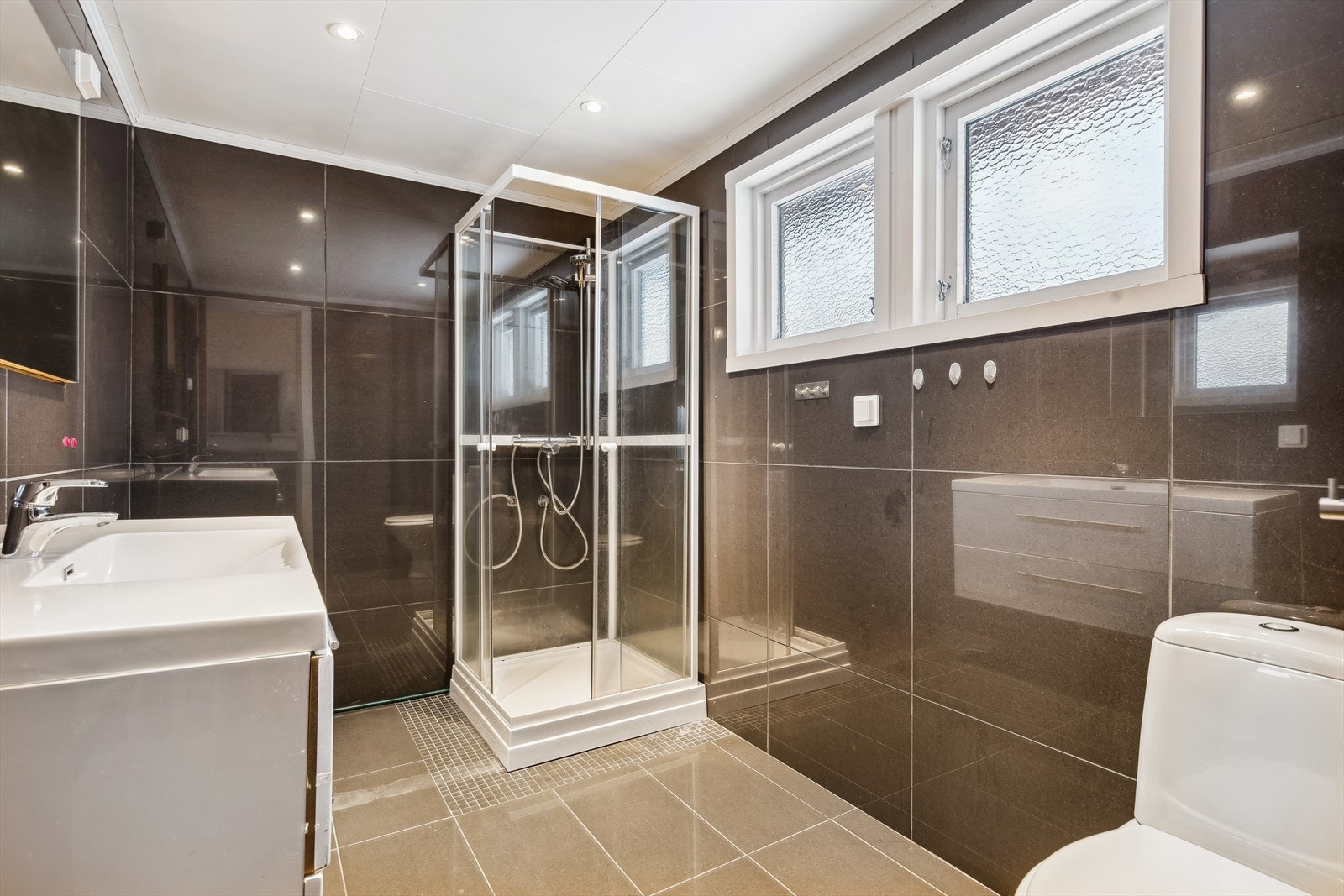 Flislagt bad i 1. etasje med gulvvarme Galleribilde