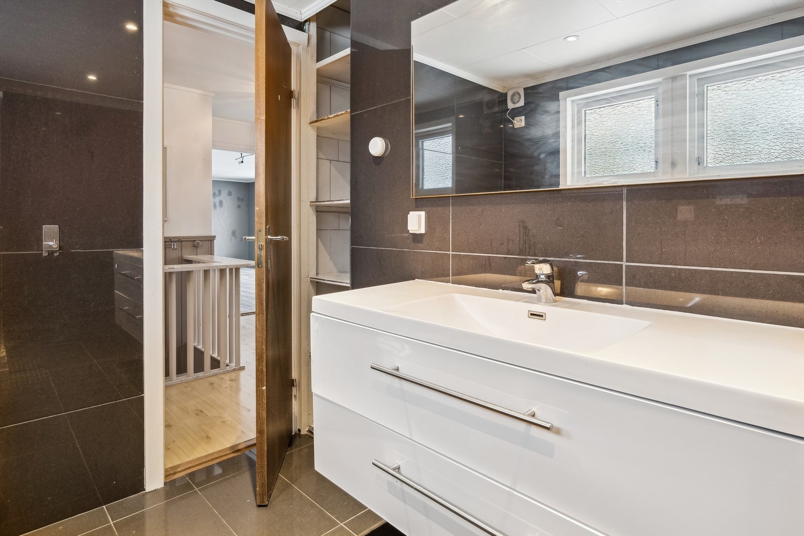 Baderomsinnredning med servant, speil, wc og dusjkabinett Galleribilde