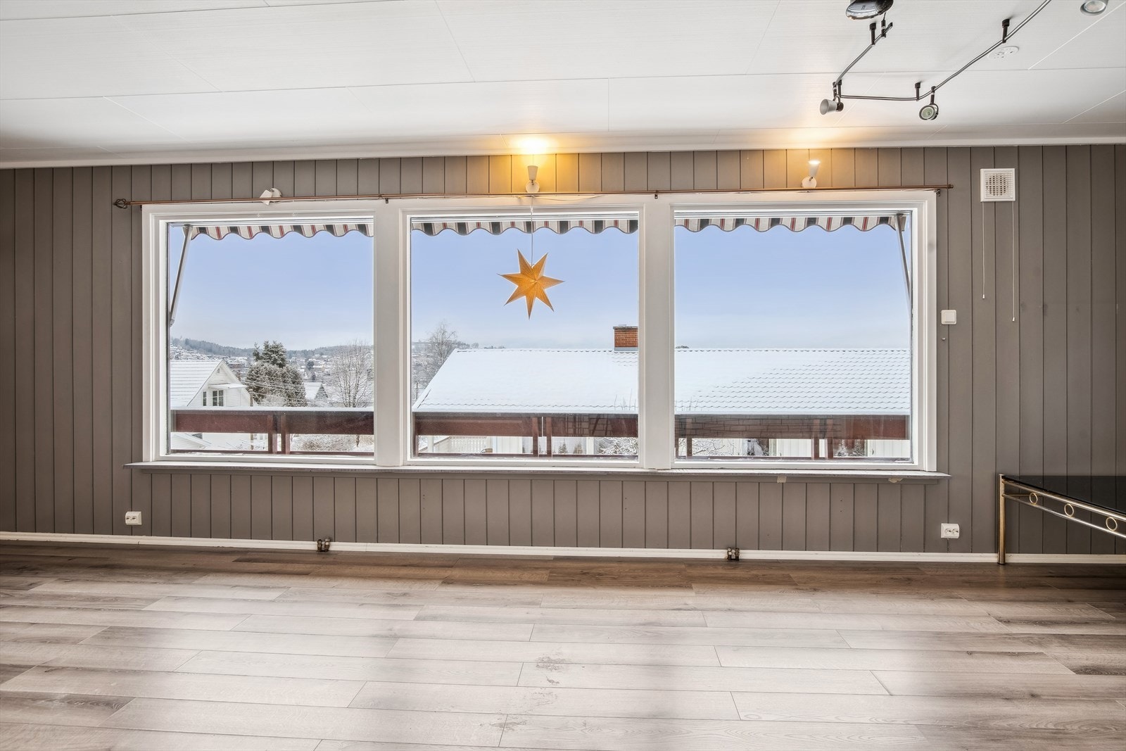 De store vindusflatene slipper inn rikelig med naturlig lys Galleribilde