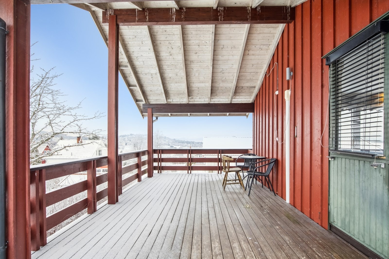 Hyggelig terrasse med plass til sittegruppe, grill, beplantninger, etc. Galleribilde