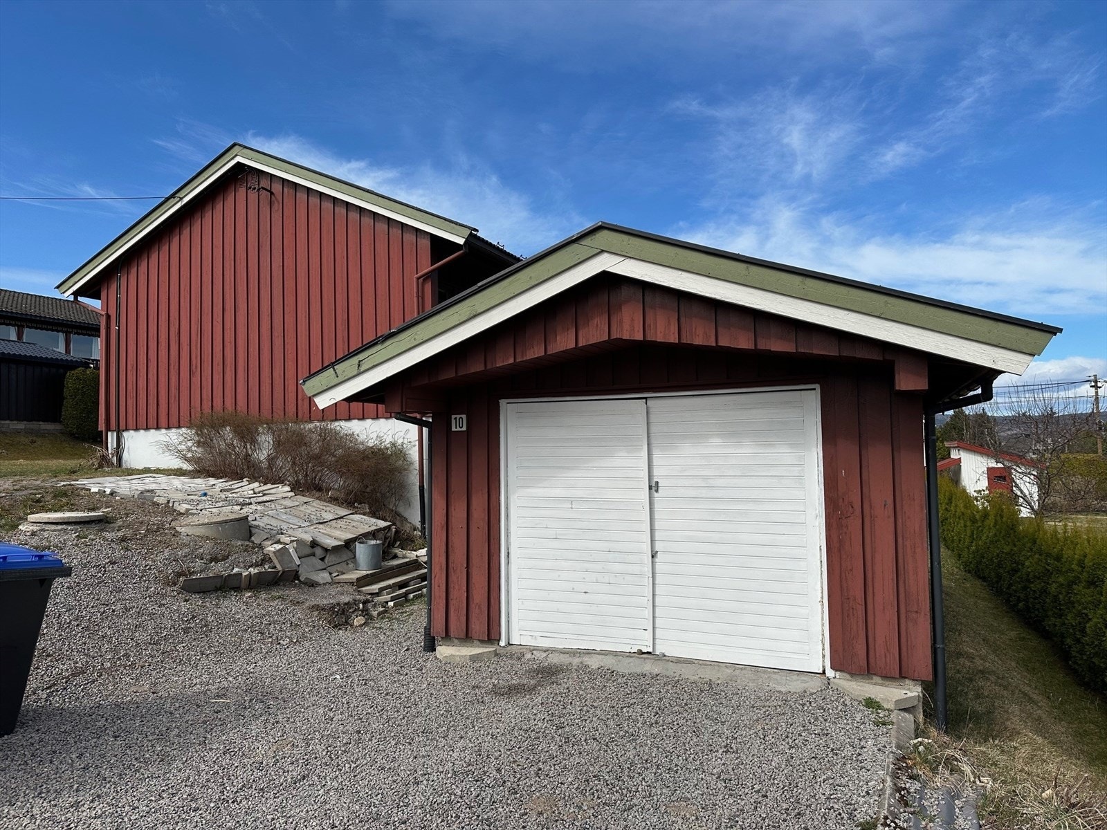 Garasje, samt parkeringsmuligheten på tomten Galleribilde