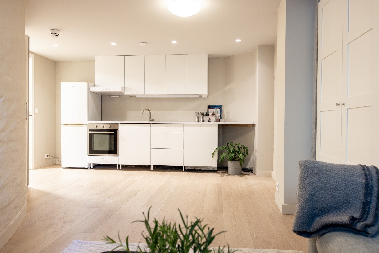 Hybelen gir gode leieinntekter og utgjør et verdifullt tilskudd til boligens totale økonomi - enten du ønsker å leie ut fast eller benytte som gjesterom eller ungdomsdel. Utleiemegleren har vurdert leieinntektene til kr 14.000,- pr. mnd