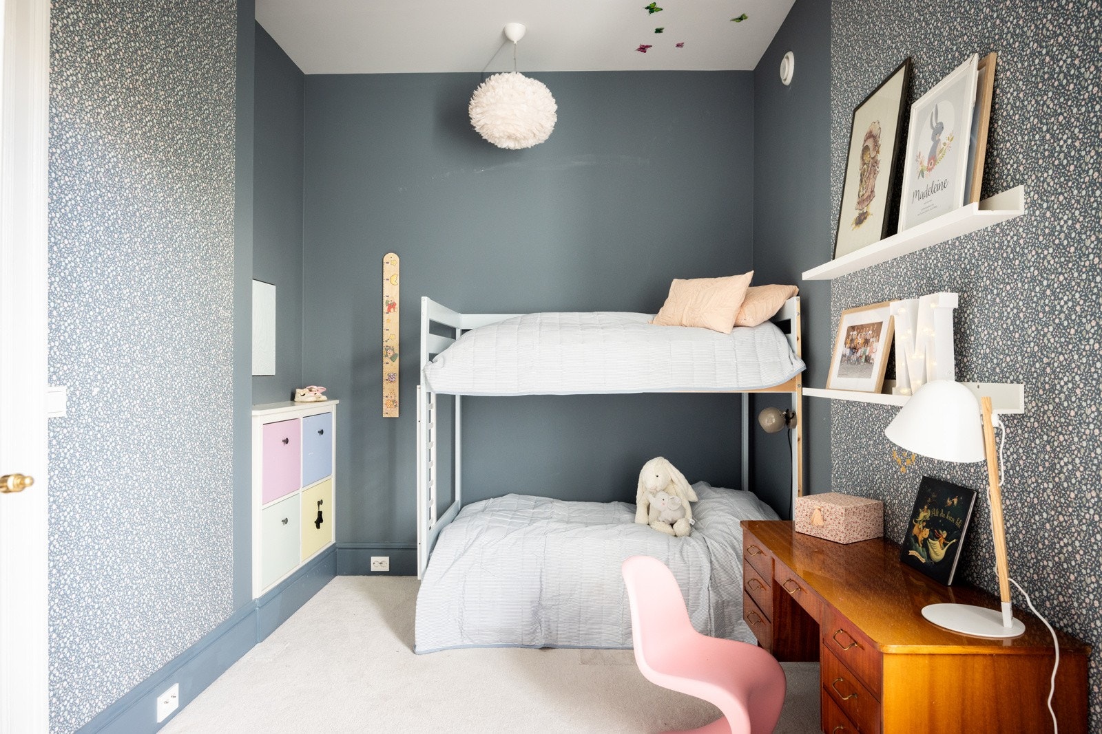 Her er det plass til både seng, skrivebord og garderobeløsning