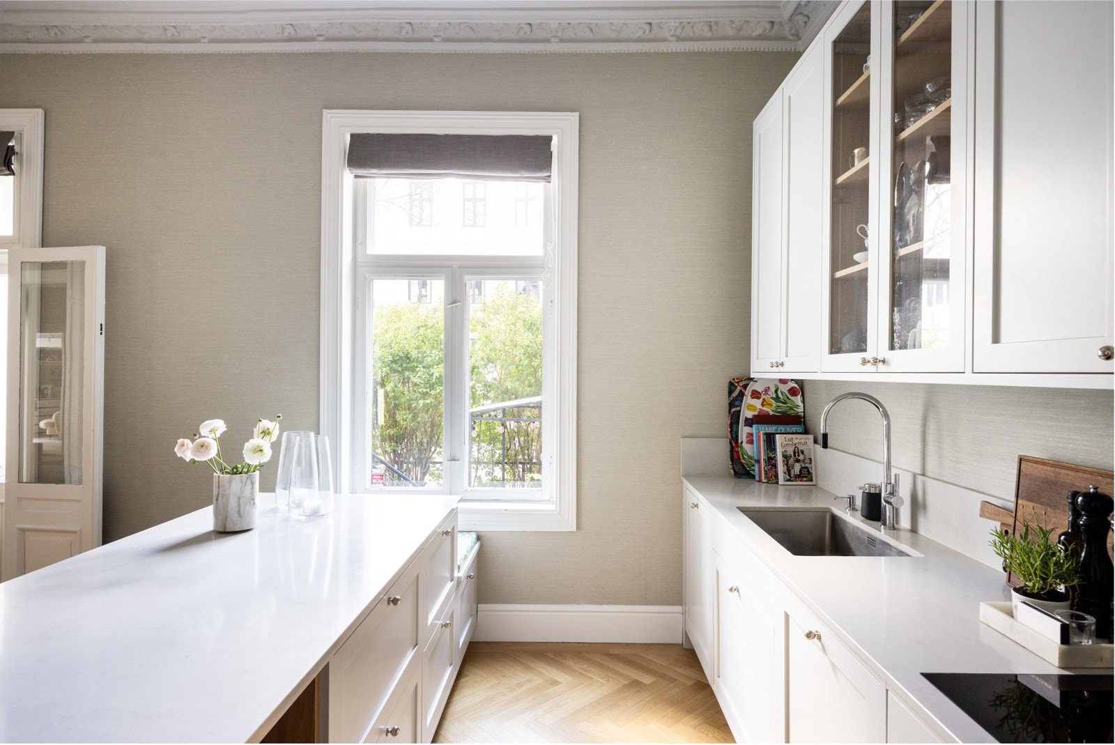 Benkeplaten er levert og tilpasset av Allstein, og har underlimt vask fra Blanco, samt integrert induksjonstopp med planlimt Bora Pure benkeventilator