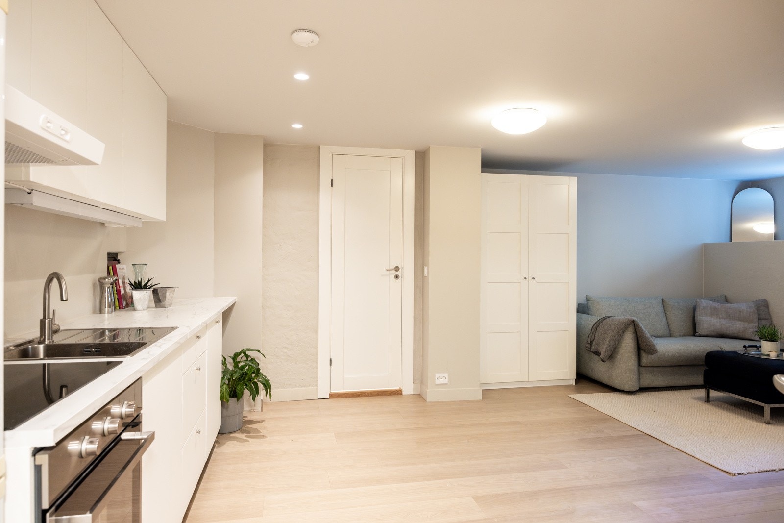 Hybelen har egen entré med adkomst fra hovedoppgangen og inneholder stue/kjøkken og bad