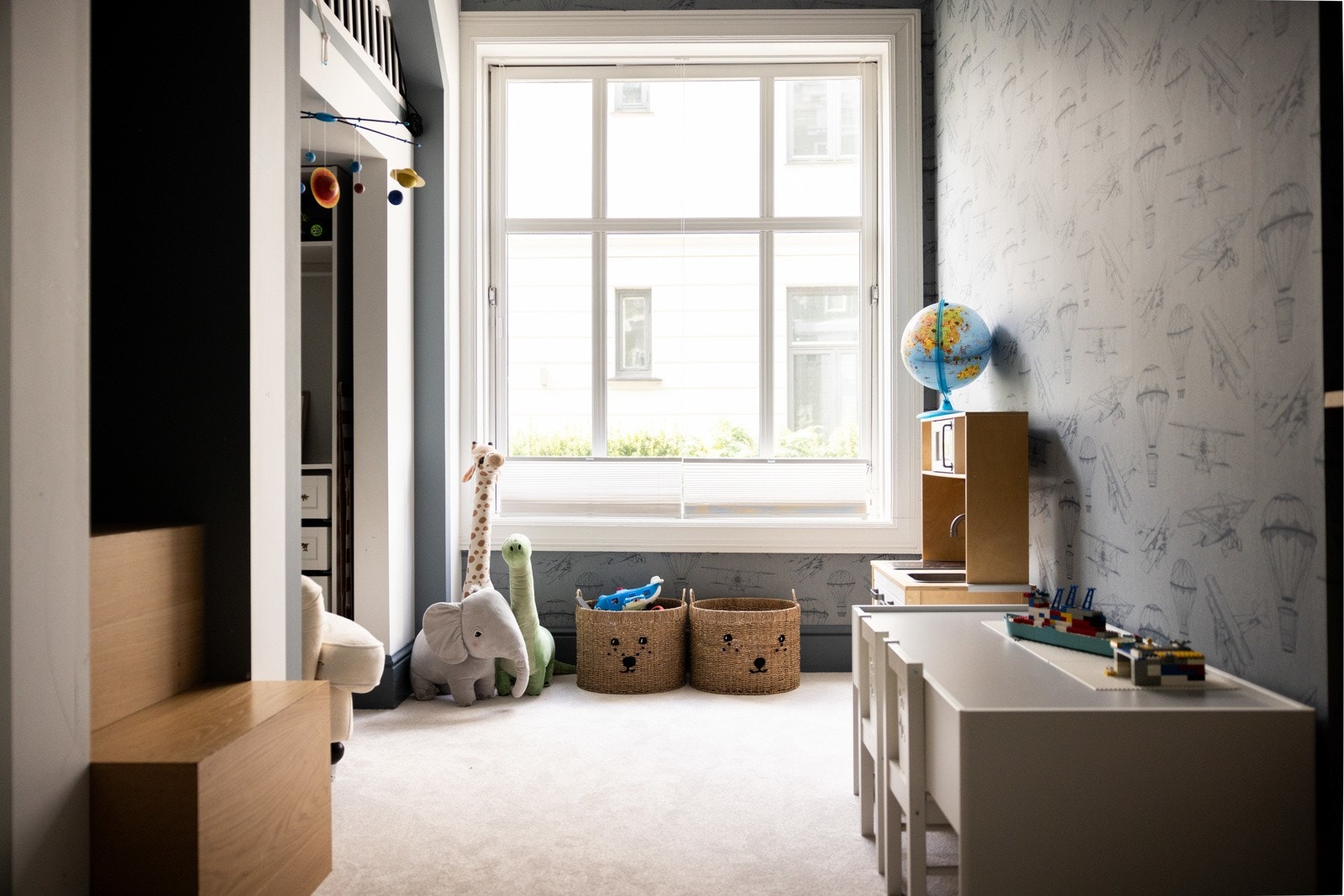 Rommet er utstyrt med to hemser som gir ekstra sove- eller oppbevaringsplass, samt en overbygget garderobeløsning