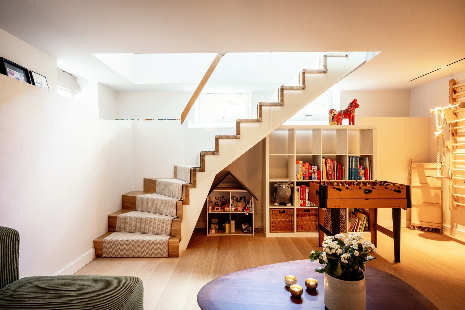 I underetasjen er det en kjellerstue, bad, vaskerom, et disponibelt rom, et lite kontor, en bod og en hybel med kjøkken/stue og bad, med egen inngang