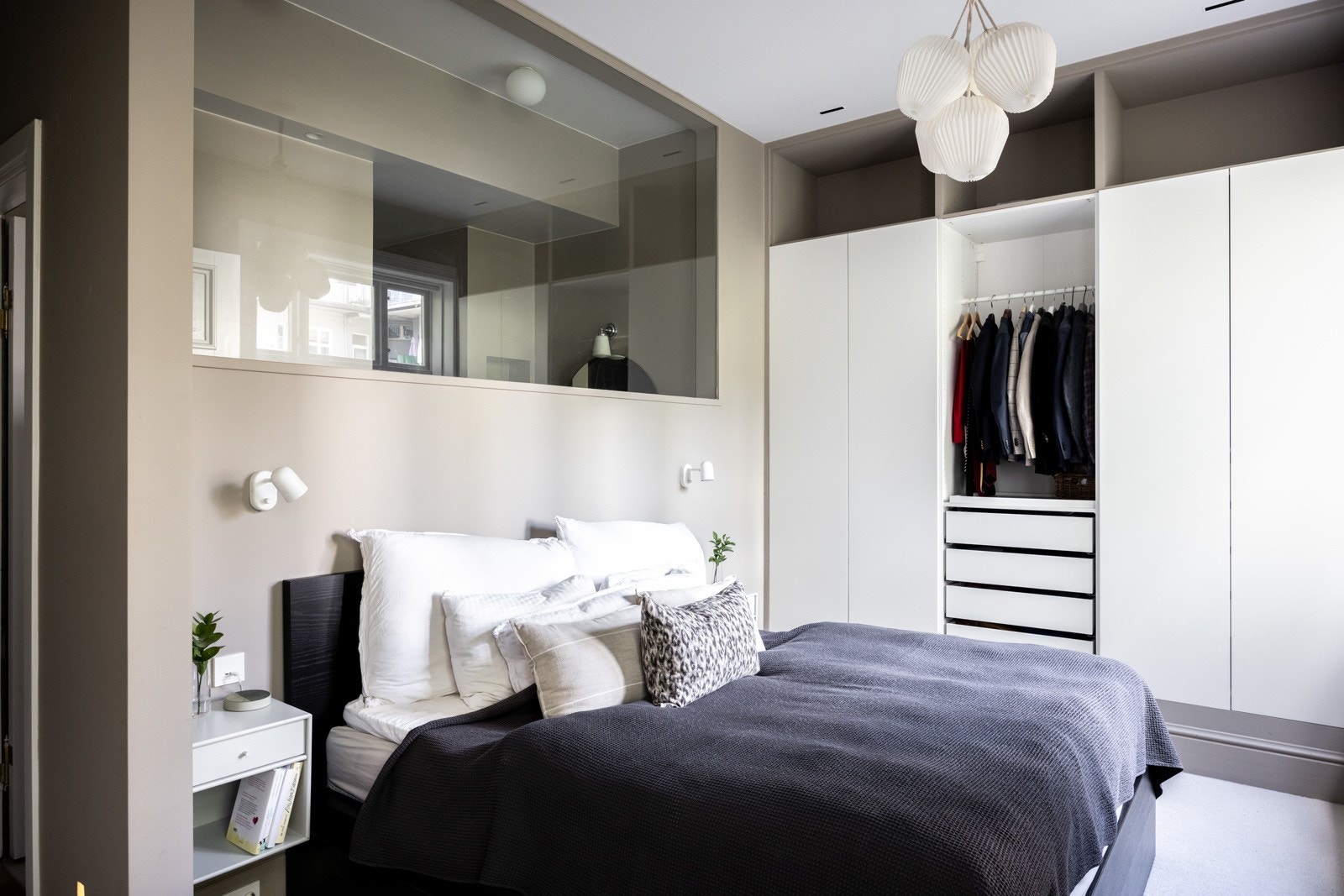 Hovedsoverommet er svært generøst i størrelse og ligger en suite med eget bad