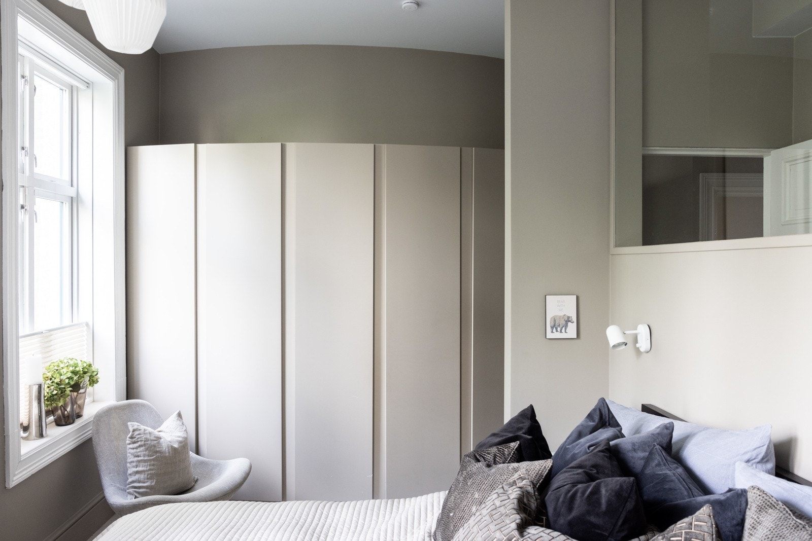 Her er det god plass til dobbeltseng, nattbord og flere garderobeskap som sørger for effektiv oppbevaring