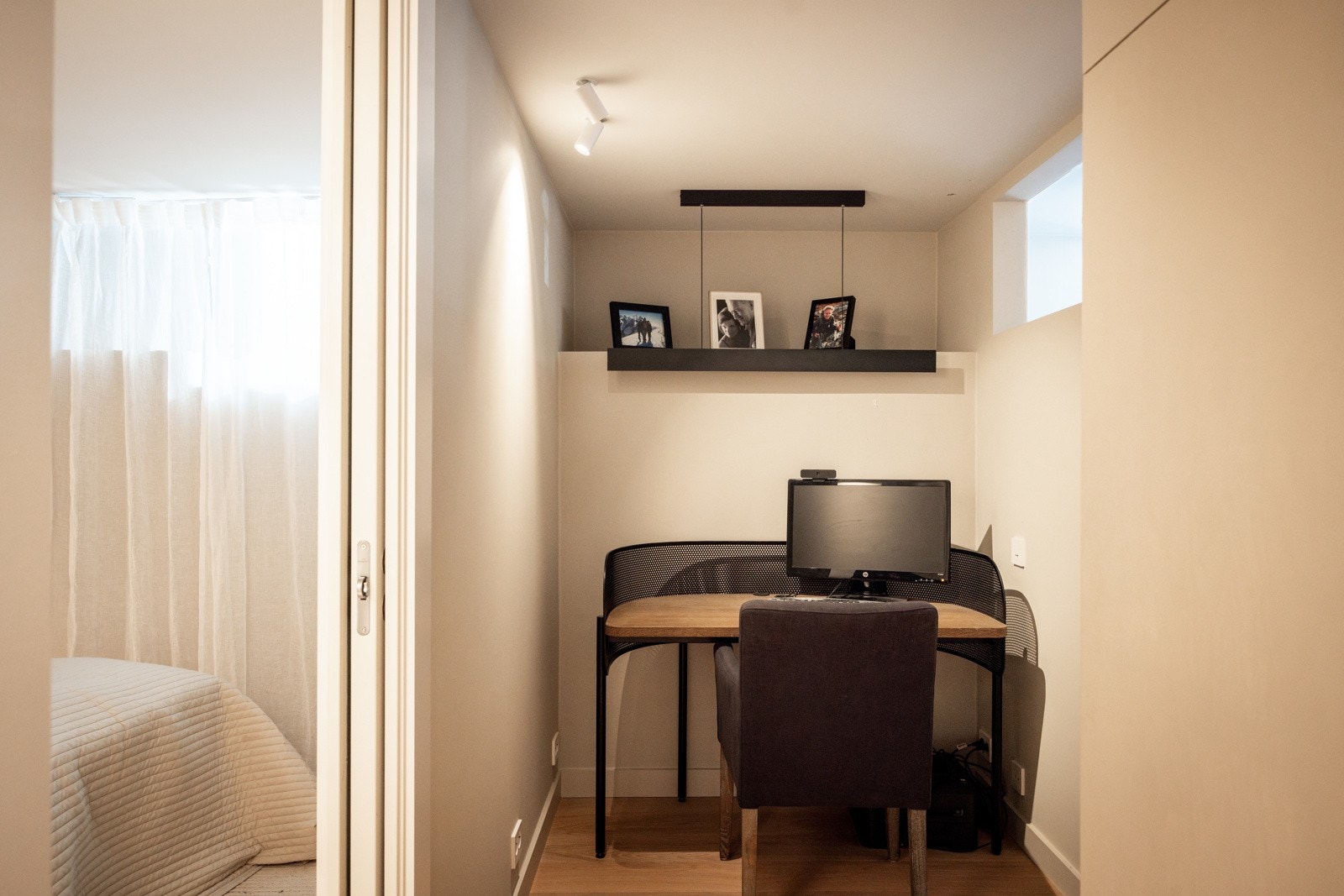 Utenfor rommet er det plass til et skrivebord og hjemmekontoret