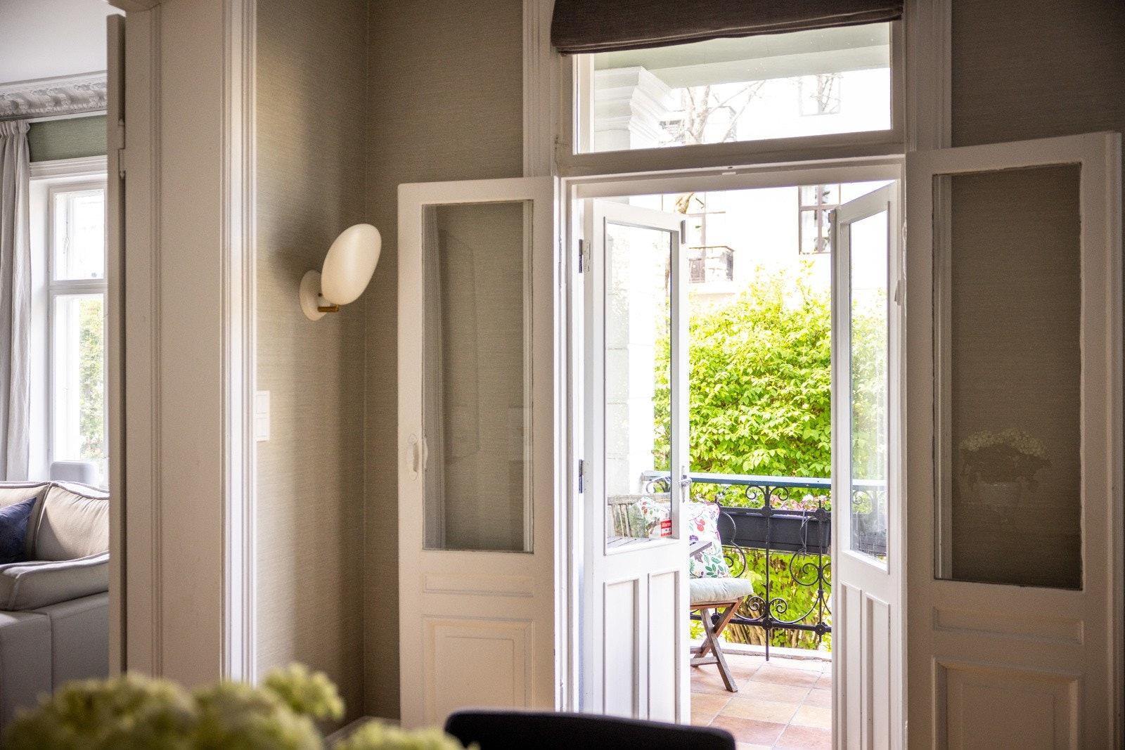 Fra kjøkkenet er det direkte utgang til leilighetens veranda og hage