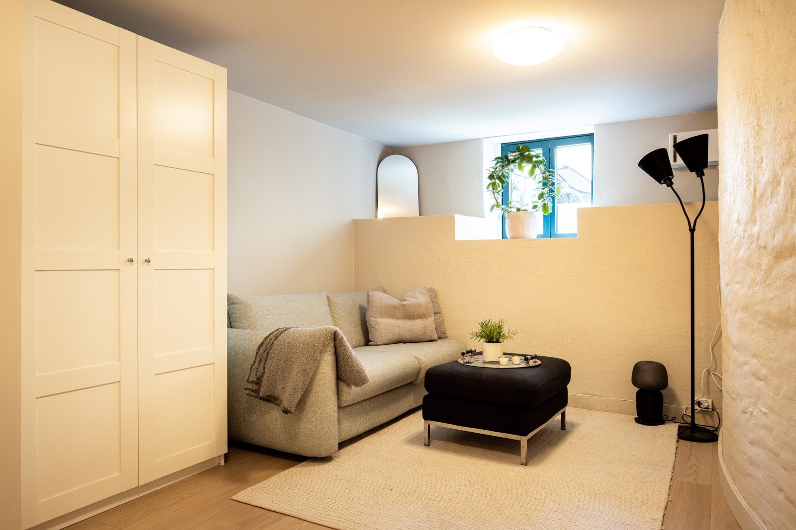 Romløsningen er effektiv og godt utnyttet, med plass til både seng eller sovesofa, samt et lite spisebord og enklere møblement