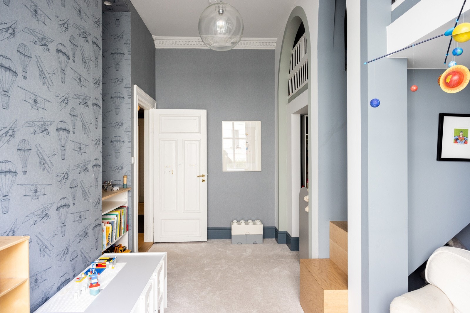 Herfra er det i tillegg nedkast til en oppsamler for skittentøy i underetasjen - en funksjonell og tidsbesparende detalj i hverdagen