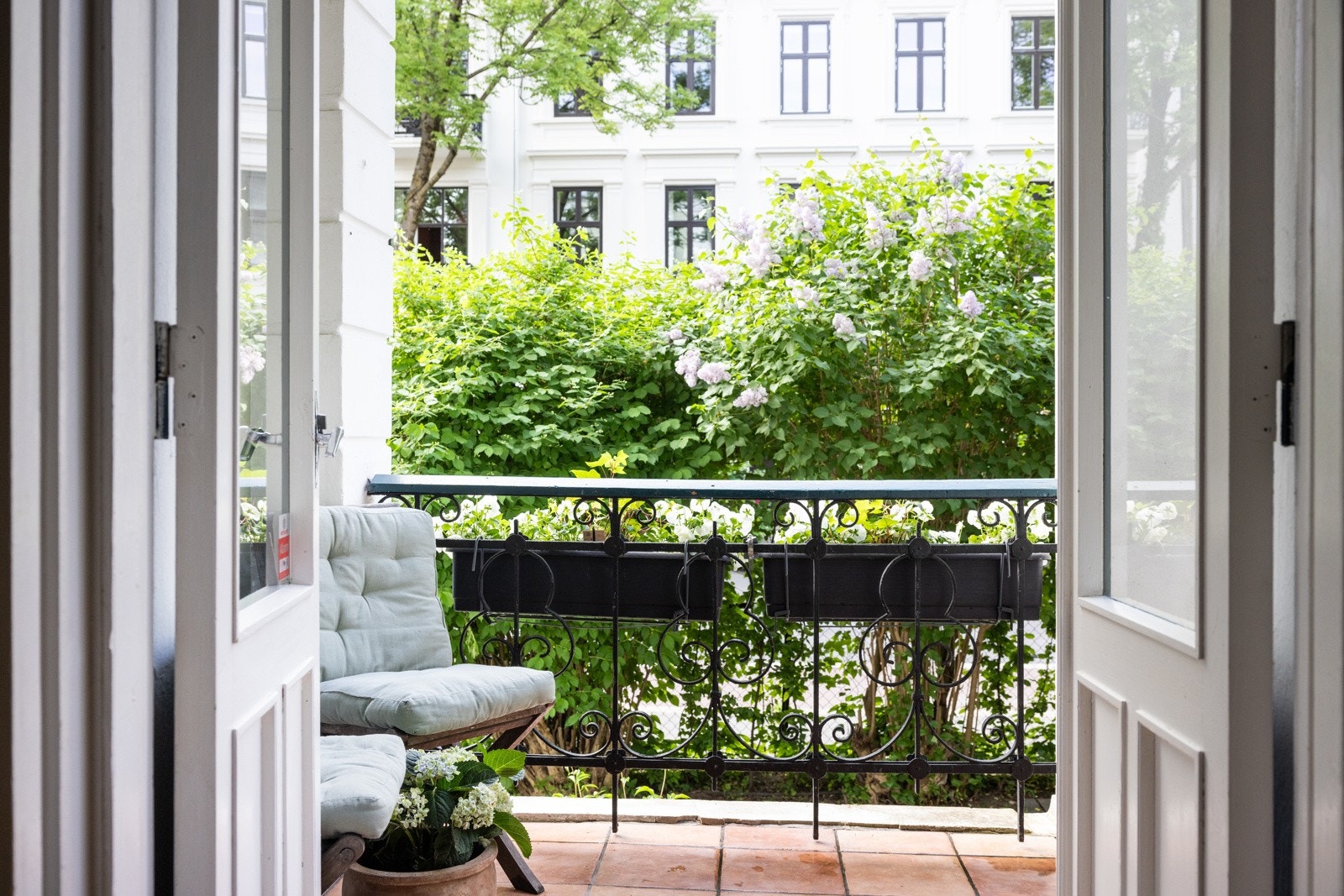 Verandaen har plass til enkelt møblement - perfekt for morgenkaffen eller frokost på varme sommerdager