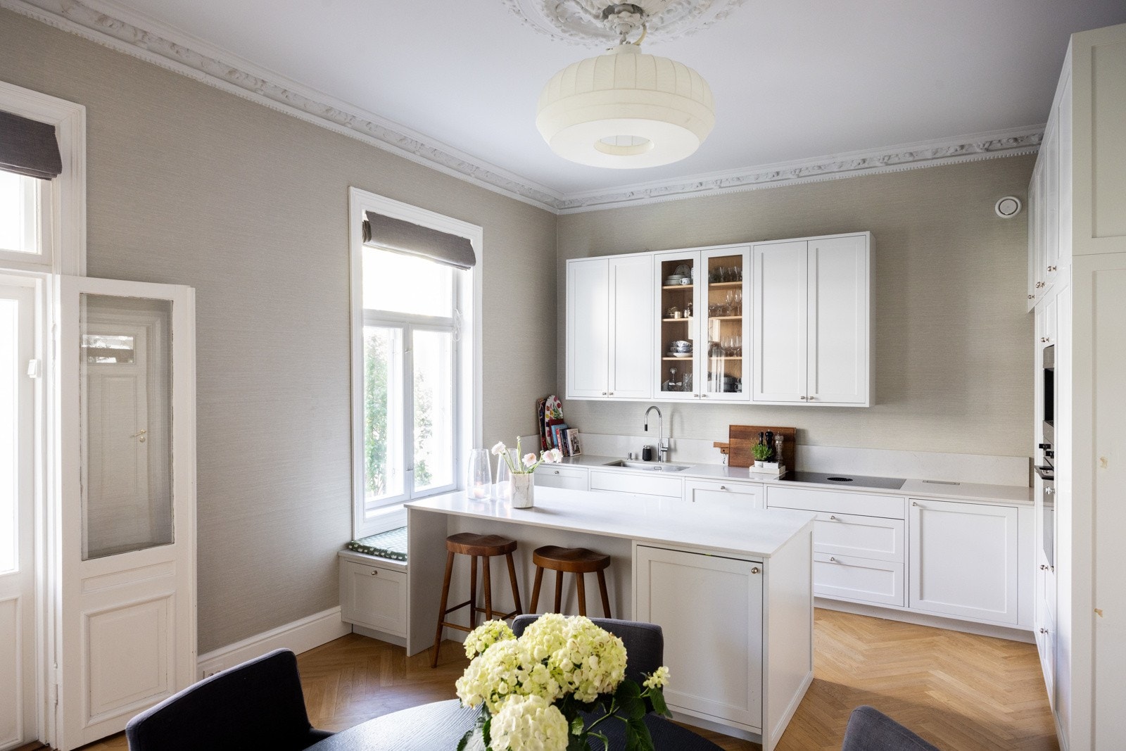 Videre har kjøkkenet påkostede hvitevarer fra Smeg som består av integrert kaffemaskin, fryser og kjøl, samt to oppvaskmaskiner fra AEG. Alle hvitevarer på kjøkkenet medfølger i handelen.