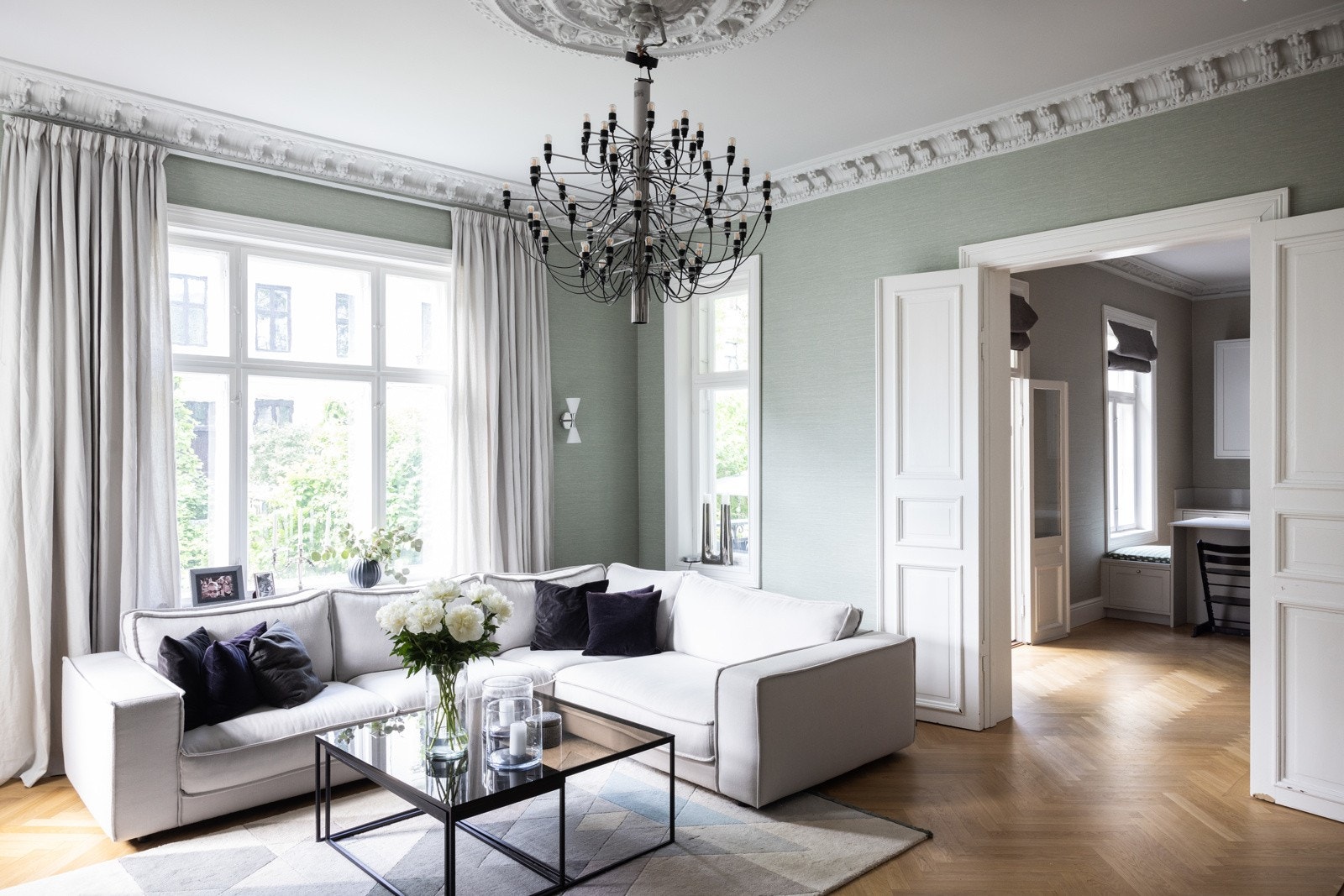 Gjennomgående og praktisk beliggende i første etasje med direkte utgang til egen hage og dobbel garasje i bakgården, noe som gir en &quot;enebolig i byen&quot; følelse