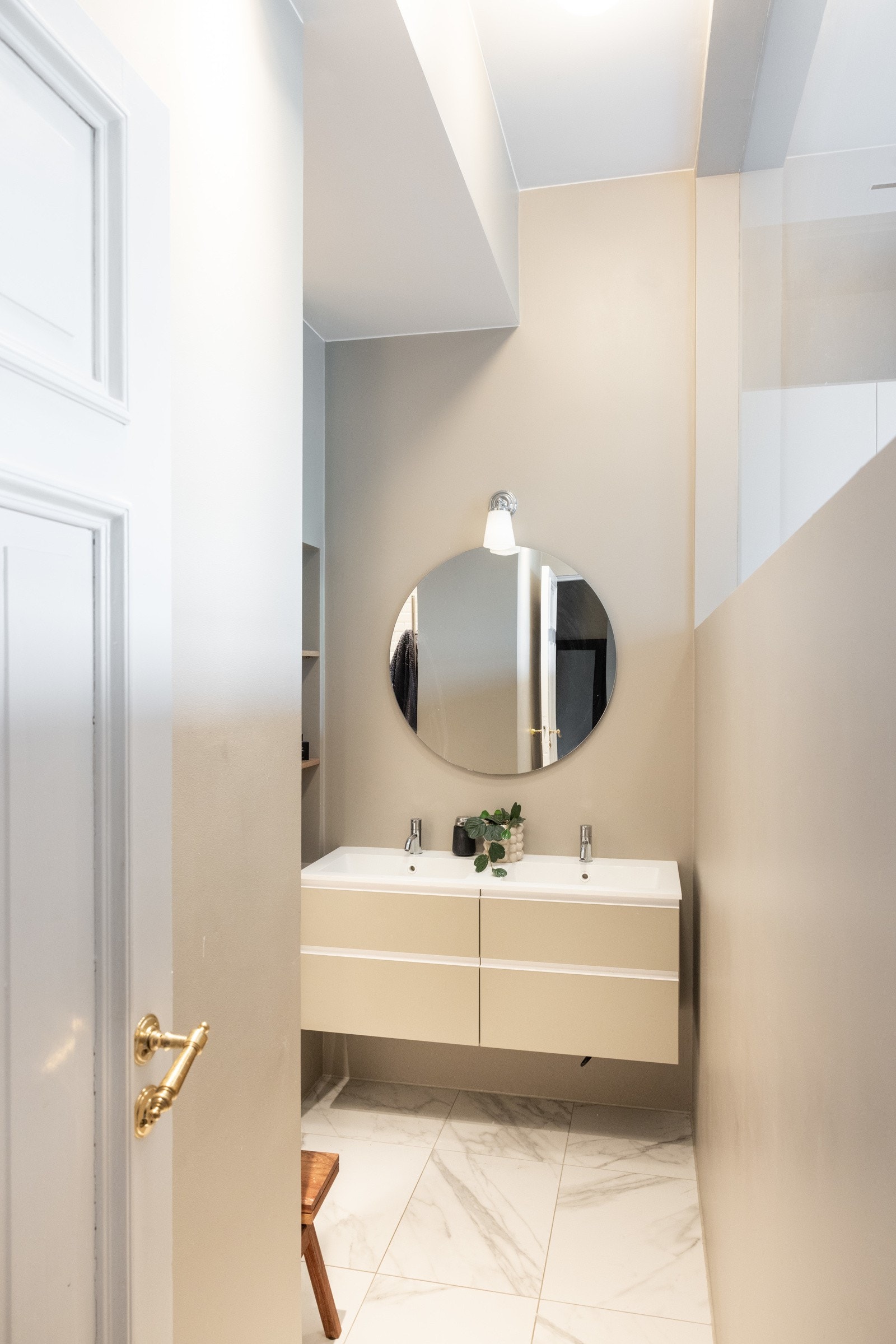 Badet er stilfullt innredet med eksklusive fliser fra Fagflis