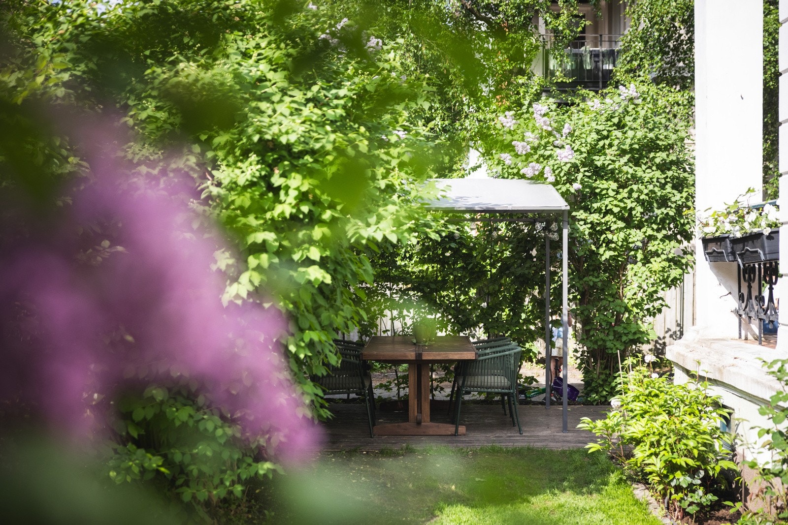 Her er det etablert en romslig platting med plass til grill og utemøbler - ideelt for lange sommerkvelder