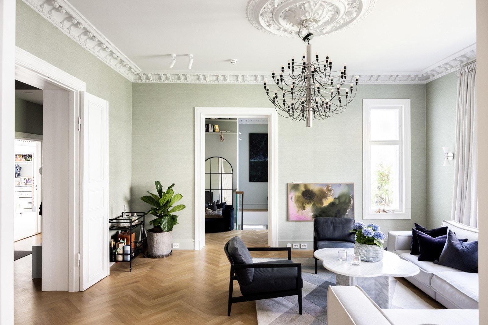 Leiligheten har et nytt skjult elektrisk anlegg, samt et trådløst PLEJD styringssystem